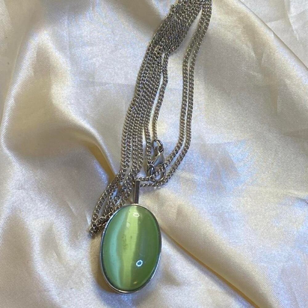 Vintage 1990s Green Cat’s Eye Glass Oval Pendant Long Silver Tone Necklace Y2K